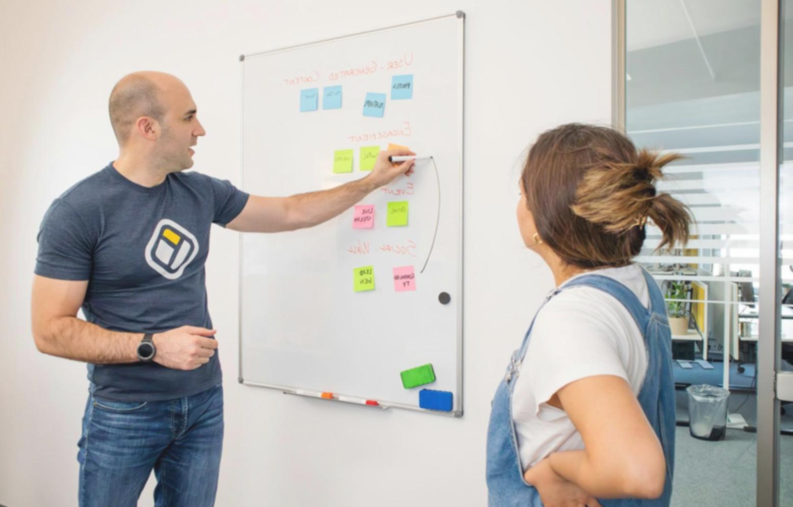 Equipo de lumethariontra trabajando en estrategias financieras